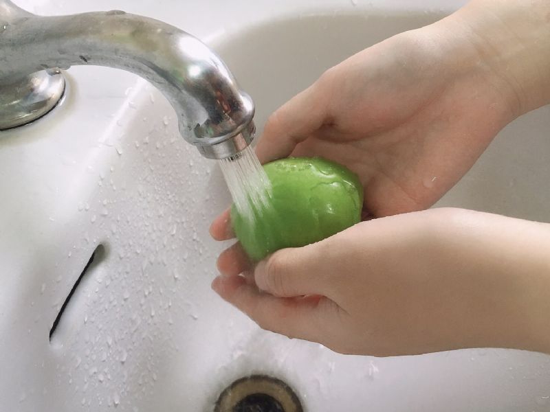 清洗蔬果請使用流動的自來水，不用擔心洗劑丶消毒劑吃下肚